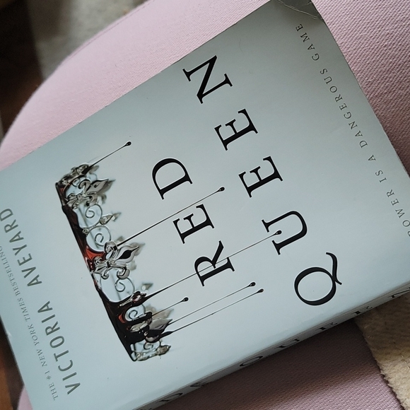 "Red Queen" by Victori Aveyard - YA fantasy novel & #1 NYT bestselling novel - Picture 2 of 3